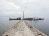 Pemukiman Suku Bajo terpisah dari tempat tinggal penduduk lainnya di daratan. Ada sebuah jalan setapak yang dibuat sebagai penghubung pemukiman Suku Bajo dengan desa lain (Kurnia/detikTravel)