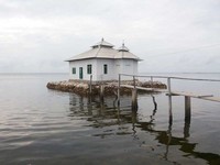Ada sebuah masjid yang dibangun di kampung Bajo ini. Untuk menuju ke sana, wisatawan bisa menyeberang di atas jembatan kayu (Kurnia/detikTravel)