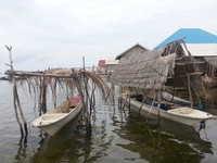Usai mencari ikan, perahu ditambatkan di dekat rumah masing-masing. Ukuran perahunya beragam, ada yang kecil ada yang besar (Kurnia/detikTravel)