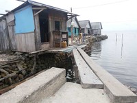 Bagian ujung jalan setapak di kampung Bajo. Ada jembatan kayu yang ditambahkan untuk menyeberang (Kurnia/detikTravel)