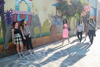 Karena keren dan uniknya mural-mural di sini, tak sedikit wisatawan yang melancong. Ada yang asyik berjalan-jalan, ada juga yang sibuk berfoto-foto (Ari Saputra/detikTravel)