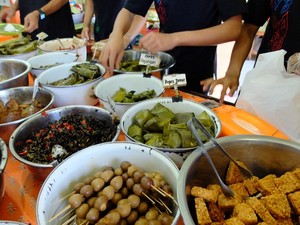 Makan Nasi Jamblang Khas Cirebon, Ini Lauk Wajibnya!