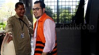 Budi Antoni Aljufri yang memakai rompi tahanan tiba di gedung KPK.
