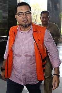 Budi Antoni Aljufri berjalan masuk ke gedung KPK.