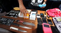Polisi menggelar barang bukti yang diamankan dari para pelaku. Barang bukti yang diamankan mulai dari plat nomor kendaraan, pisau hingga handphone.