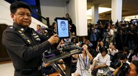 Prawut menunjukkan foto dan sketsa tersangka baru dalam konferensi pers, Selasa (1/9). Chaiwat Subprasom/Reuters/detikFoto.