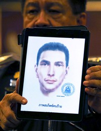 Prawut menunjukkan satu-persatu foto dan sketsa tersangka baru terkait bom Bangkok. Jorge Silva/Reuters/detikFoto.