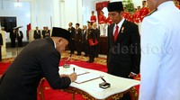 Teten menandatangani Keppres pengangkatan sebagai Kepala Staf Kepresidenan dengan disaksikan Presidem Jokowi.