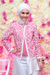 Zee Zee Shahab cantik dengan hijab turban. Pool/Noel/detikFoto.