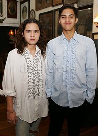 Setuhan musik retro terasa kental di lagu debut mereka 'Jika Kau Percaya'.