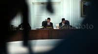 Joko Widodo (Jokowi) didampingi Jusuf Kalla (JK) memimpin rapat kabinet.