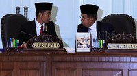Jokowi (kiri) berbincang dengan Jusuf Kalla disela-sela rapat.
