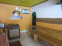 Salah satu sudut warung dengan logo yang memperkenalkan menu baru mereka, nasi nagih.