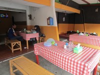 Meski berlokasi di pinggir jalan, Warung Soto Semarang Pak Slamet Ragil cukup bersih dengan deretan bangku kayu dan meja bertaplak kotak-kotak.