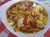 Menu terbaru warung ini, nasi nagih. Nasi dicampur mie, irisan daging ayam kampung, tomat, kol, dan bakwan. Rasanya gurih enak dan tentu saja mengenyangkan.