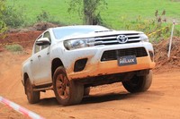 Desain eksterior All New Hilux, Mobil pikap double cabin andalan Toyota ini telah mendapatkan serangkaian perubahan pada tampilan eksteriornya.Dibanding Hilux model lama, All New Hilux ini lebih kaku. Desain agresif terlihat dari bagian depan dengan grille dan lampu depan yang menyatu. Beralih ke samping, desain spion dibuat lebih atraktif. Toyota menggunakan lampu LED pada lampu sein di spion.