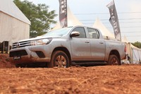 Beralih ke samping, desain spion dibuat lebih atraktif. Toyota menggunakan lampu LED pada lampu sein di spion.All New Hilux Double Cabin memiliki pelek standar berukuran 17 inci. Untuk tipe 2.5 G 4x4 M/T sudah menggunakan pelek alloy.Selanjutnya, All New Hilux memiliki foot step di dekat pintunya. Foot step itu hadir sebagai perlengkapan standar.