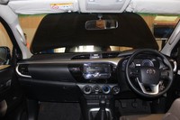 Desain interior, Setir terbaru telah disematkan pada mobil ini. Di Hilux terbaru, setirnya telah memiliki fitur telescopic dan tilt.Di setirnya kini telah memiliki tombol-tombol operasi seprti audio, MID dan telepon. Sementara Hilux lama hanya ada tombol audio.Tidak hanya itu, kabin di bagian belakang kini juga memiliki handle bar. Jadi, penumpang di bagian belakang tetap nyaman berpegangan saat mobil diajak offroad.