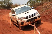 Di lintasan offroad yang ekstrem sekalipun, mobil ini masih bisa diandalkan. Tak hanya medan offroad ekstrem, jalanan onroad atau tanah yang rata pun bisa dilibas pikap ini. Hanya, pengendaranya perlu mengoperasikan posisi switch penggerak roda sesuai dengan kondisi jalannya.