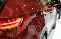 Hyundai Santa Fe dijual seharga Rp 479 juta untuk tipe bensin. Sedangkan untuk model diesel (CRDi AT) mencapai Rp 552,250 juta.