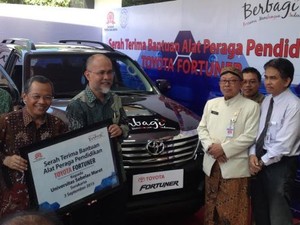 Toyota Indonesia Donasikan Mobil ke UNS Solo