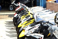 Penjualan akan kembali normal dikarenakan hari kerja yang kembali seperti semula. Sehingga pasokan dari pabrik ke diler juga normal. Begitu pun dengan layanan transaksi atau penjualan di diler. Aris Ginanjar/detikFoto.
