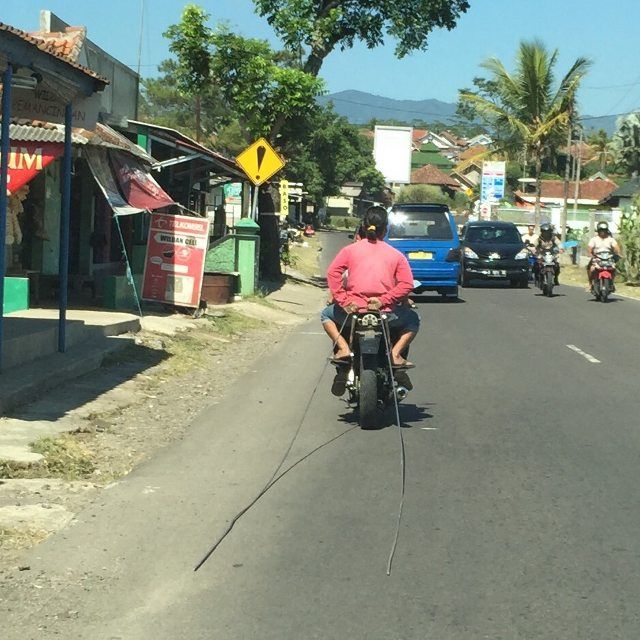 Motor Nekat Angkut Besi Konstruksi