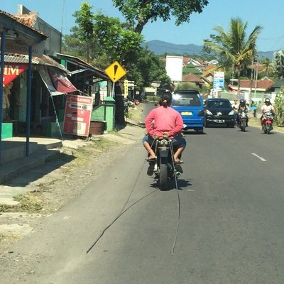 Motor Nekat Angkut Besi Konstruksi