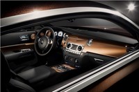     Karakter suara dan materi berkualitas tinggi. pintu coach-door terdapat speaker grill tembaga dengan ukiran khusus ‘Bespoke Audio’. Doortrim dan karpet yang terbuat dari anyaman kulit terbaik untuk menghibur indera peraba pemiliknya.(Istimewa/dok Rolls-Royce Motor Cars).