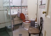 Meski umur penginapan ini sudah melewati 100 tahun, namun kenyamanan tetap nomor satu. Lihat saja kamar mandinya yang bisa dibilang modern dan nyaman. Siapapun pasti betah bermalam di sini (Shafa/detikTravel)