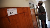Di setiap pintu terdapat nomor hunian.