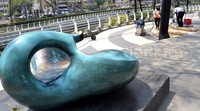 Tempat duduk juga tersedia di area taman.