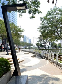 Lampu-lampu taman dirancang unik membentuk angka 7.