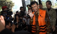 Saat tiba di KPK, Gatot dan Evy ditanya para wartawan soal sikap Kaligis yang terus menolak dijadikan saksi untuk Gatot dan Evy.