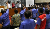 Mereka juga menuntut pembatalan perpanjangan konsesi karena nilai kontrak jauh lebih rendah dari kontrak periode pertama. Lamhot Aritonang/detikFoto.