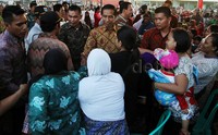 Jokowi dan Ahok menemui warga di RT 17 RW 08, Kampung Beting, Semper Barat, Cilincing, Jakut. Mereka membagi sembako di halaman Masjid Al Fuqola yang berada di gang sempit.