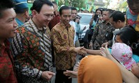 Warga berebut salaman.