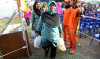 Warga tampak senang setelah mendapat sembako.