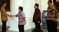 Jokowi menerima pansel komisoner KY sebelum memberikan pengumuman.