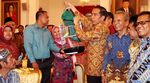 Makan Bareng Pedagang, Jokowi Dikasih Burung