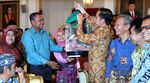 Makan Bareng Pedagang, Jokowi Dikasih Burung