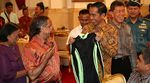 Makan Bareng Pedagang, Jokowi Dikasih Burung