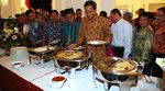 Makan Bareng Pedagang, Jokowi Dikasih Burung