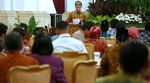Makan Bareng Pedagang, Jokowi Dikasih Burung