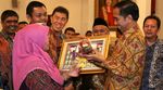 Makan Bareng Pedagang, Jokowi Dikasih Burung