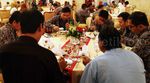 Makan Bareng Pedagang, Jokowi Dikasih Burung