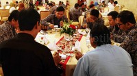 Para pedagang menyantap menu makan siang.