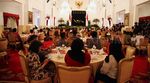 Makan Bareng Pedagang, Jokowi Dikasih Burung