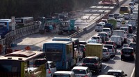 Pasalnya, dalam pembangunan itu menyebabkan penyempitan kendaraan dan tinggal tersisa dua jalur untuk kendaraan roda empat.