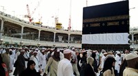 Jemaah haji melakukan thawaf.